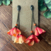 Brinco par de pétalas fascinantes (cascatas com 2 flores) laranja